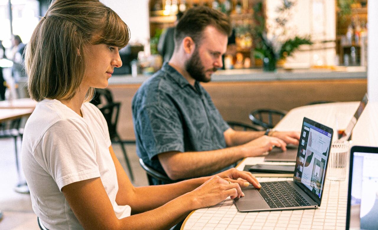 Dowiedz się, jak nowoczesne strategie digital marketingu mogą przyspieszyć rozwój Twojego biznesu. Szkolenia marketingowe i z zarządzania. Open Global, Krotoszyn - najlepsza firma szkoleniowa. Osoby pracujące w biurze.