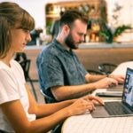 Dowiedz się, jak nowoczesne strategie digital marketingu mogą przyspieszyć rozwój Twojego biznesu. Szkolenia marketingowe i z zarządzania. Open Global, Krotoszyn - najlepsza firma szkoleniowa. Osoby pracujące w biurze.